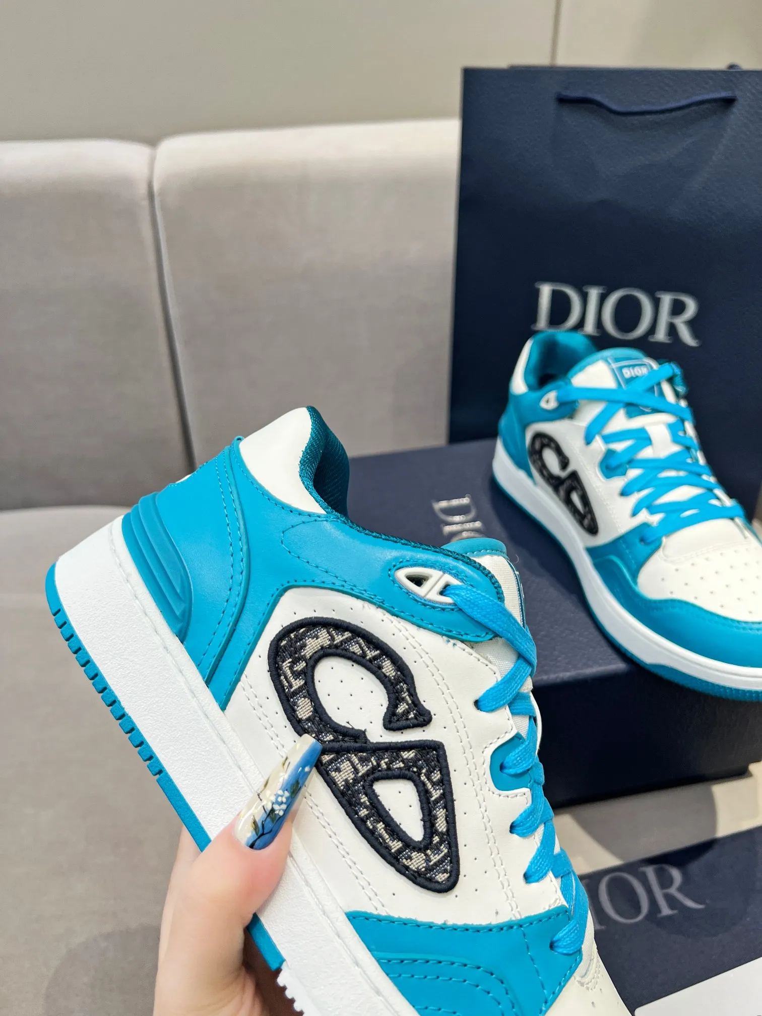 Men's Men's Shoes 💰600 Dior DiorB57 top version of low-top sneakers! ! ! Green with beige smooth first-layer cowhide, fully oiled edges, T men's shoes 💰U outsole.  The 2024 autumn men's wear series has made a wonderful debut, a new classic item launched by Dior. Crafted from smooth first-grain cow leather in vibrant green and beige, it's accented with tonal Oblique embossed labels on the sides. The distinctive laces of the same color match the color of the shoe body, and the opening and closing are decorated with various classic details on the tongue, sole and back side to enhance the style. The eyelet details, upper stitching and heel strip panels of the same color highlight the dynamic charm of its sports style. Exclusive two-color molded T men's shoes 💰U outsole is light, comfortable, non-slip and wear-resistant, the mesh lining and feet are customized with original colors, soft and breathable. Exquisite production technology highlights the grade, and can be matched with all kinds of clothing to create a refined look.